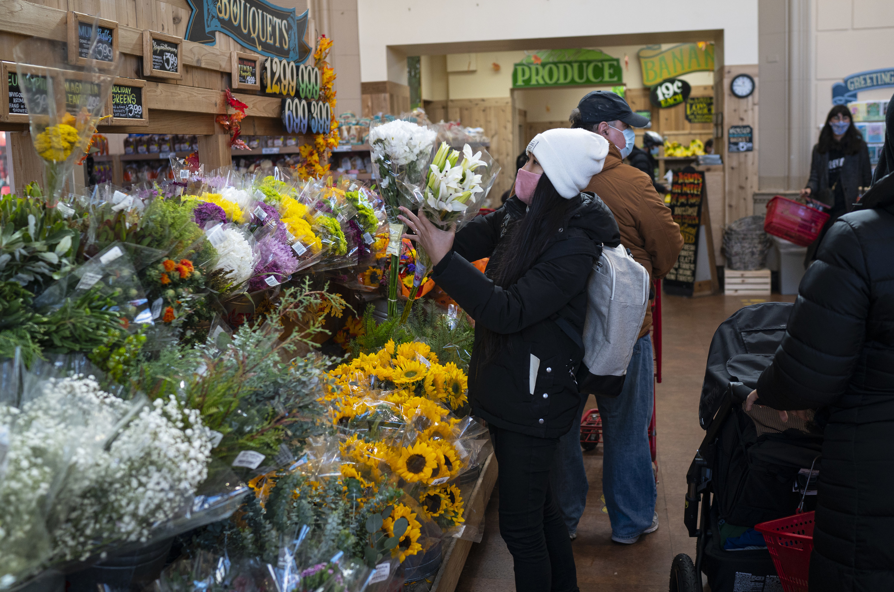 woman buying flowers at a Trader Joe&#x27;s