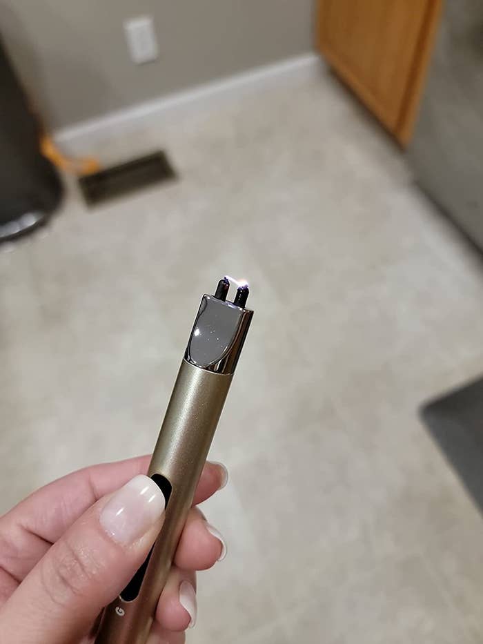 A reviewer photo of the lighter