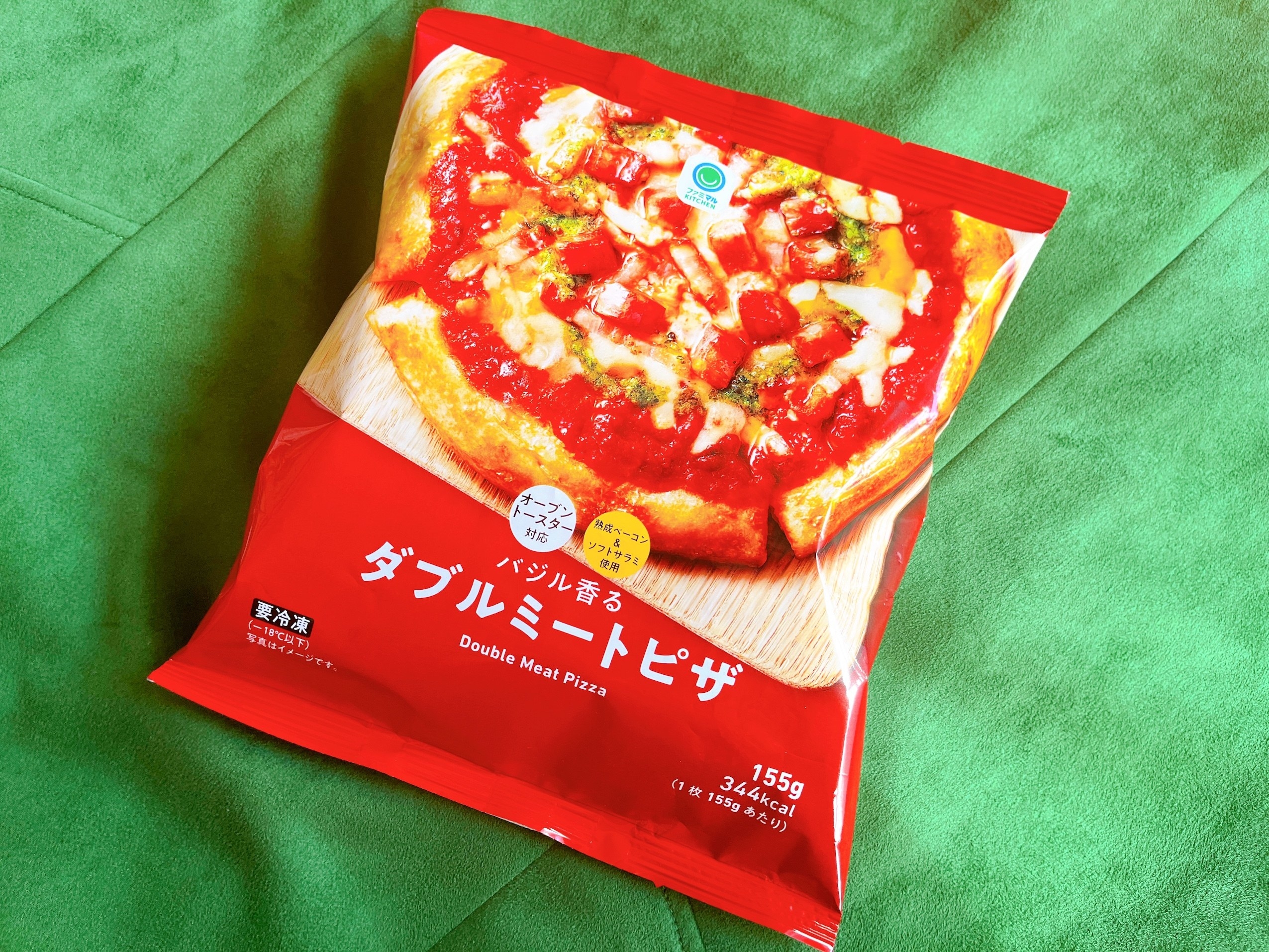 FamilyMart（ファミリーマート）のオススメのチルド商品「バジル香るダブルミートピザ」