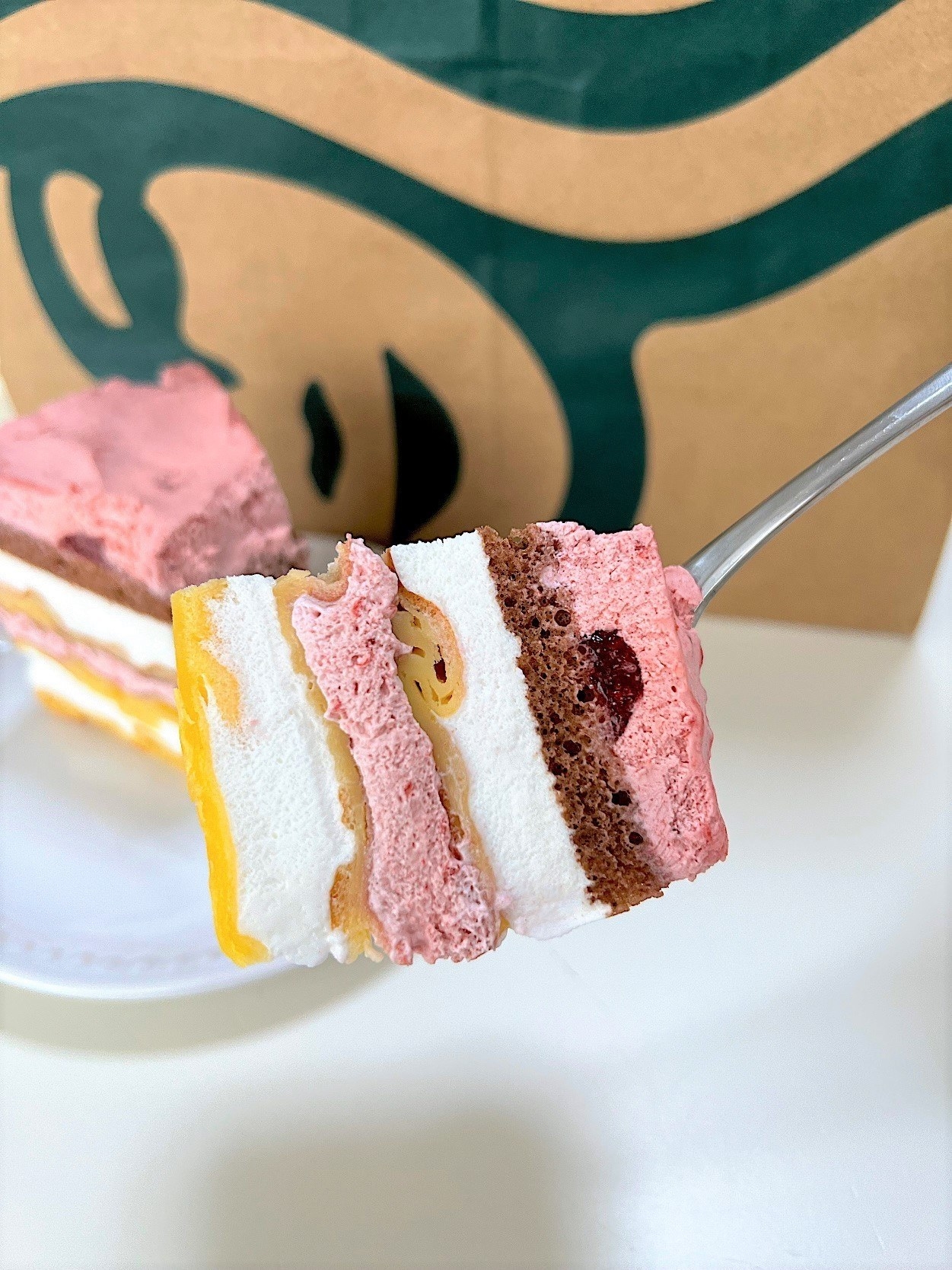Starbucks（スターバックス）のおすすめスイーツ「ストロベリーのもちもちクレープケーキ」