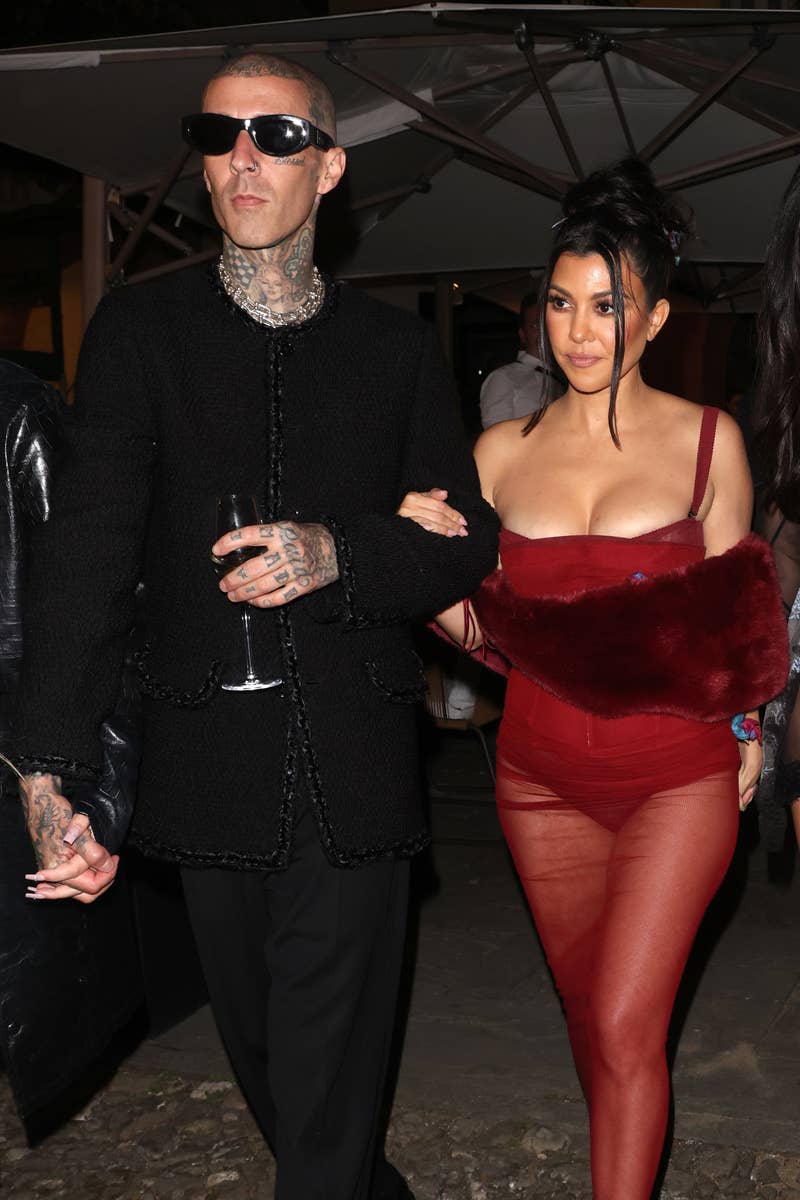 Kourtney Kardashian Made Out With Travis Barker In Front of A Crowd And The Reaction Of Tourists Are Priceless