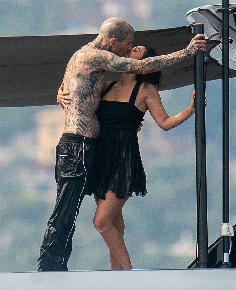 Kourtney Kardashian Made Out With Travis Barker In Front of A Crowd And The Reaction Of Tourists Are Priceless