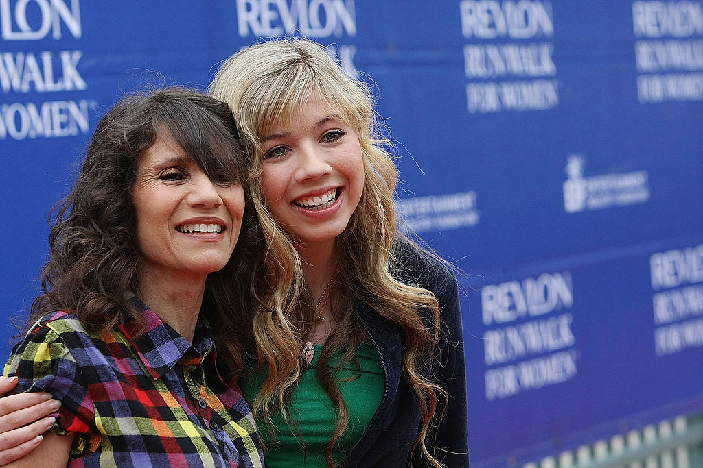 janette at her mom at an event