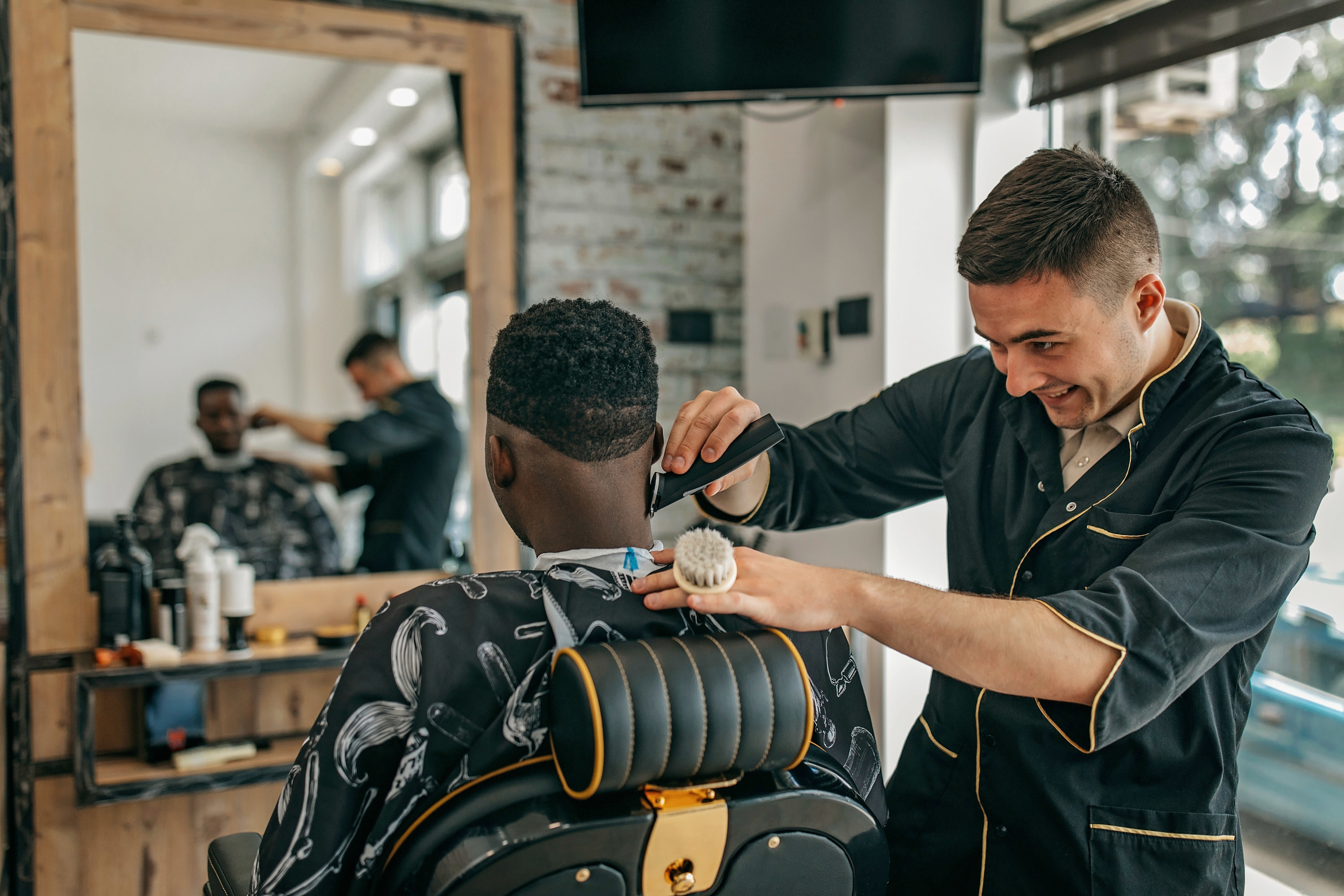 a barber cutting a man&#x27;s hair