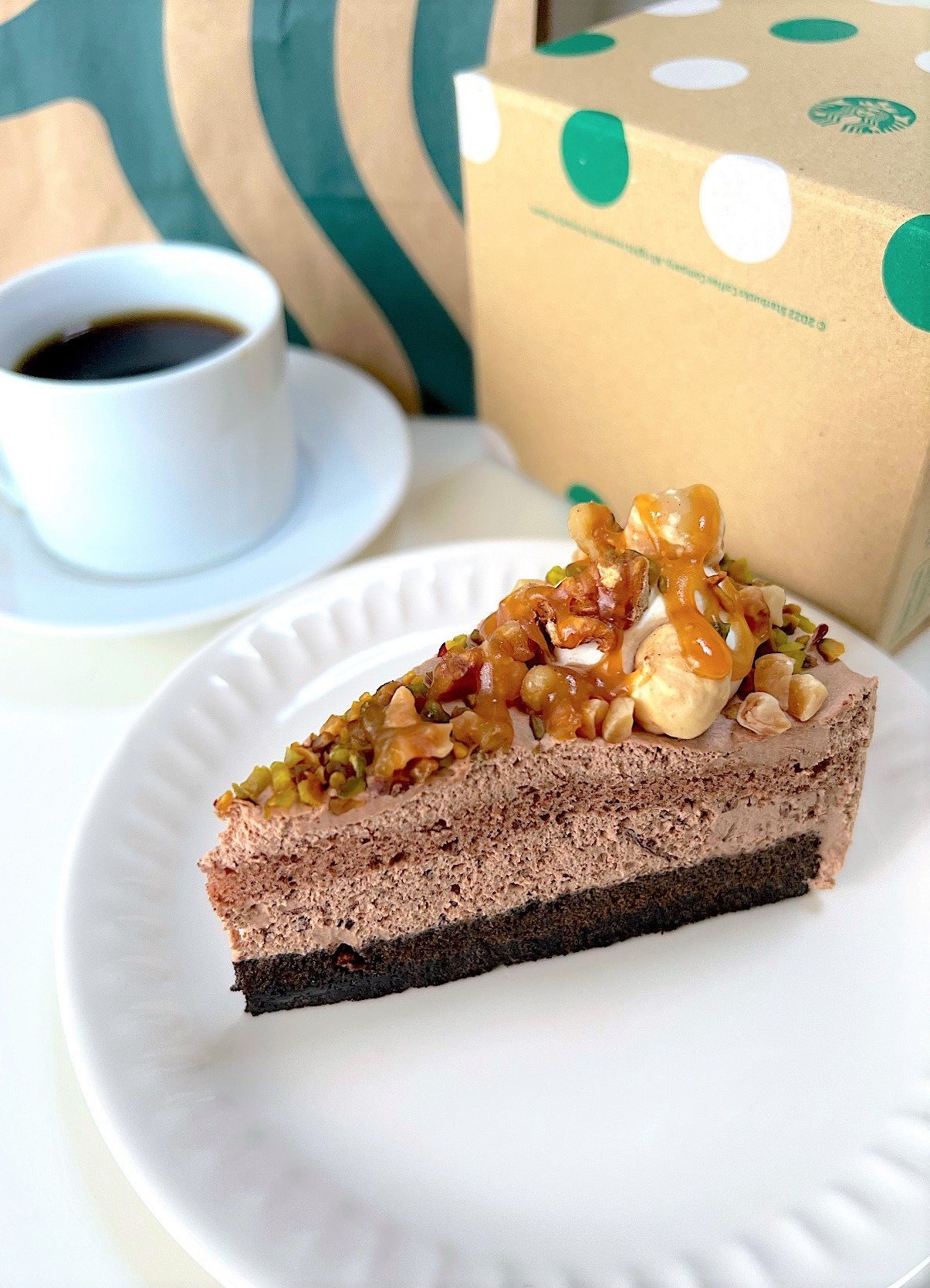 Starbucks（スターバックス）の「ナッツ＆キャラメルのチョコレートケーキ」
