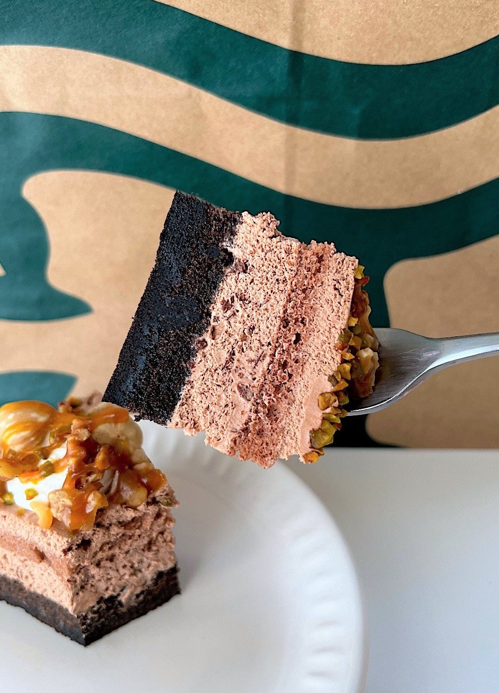 Starbucks（スターバックス）の「ナッツ＆キャラメルのチョコレートケーキ」