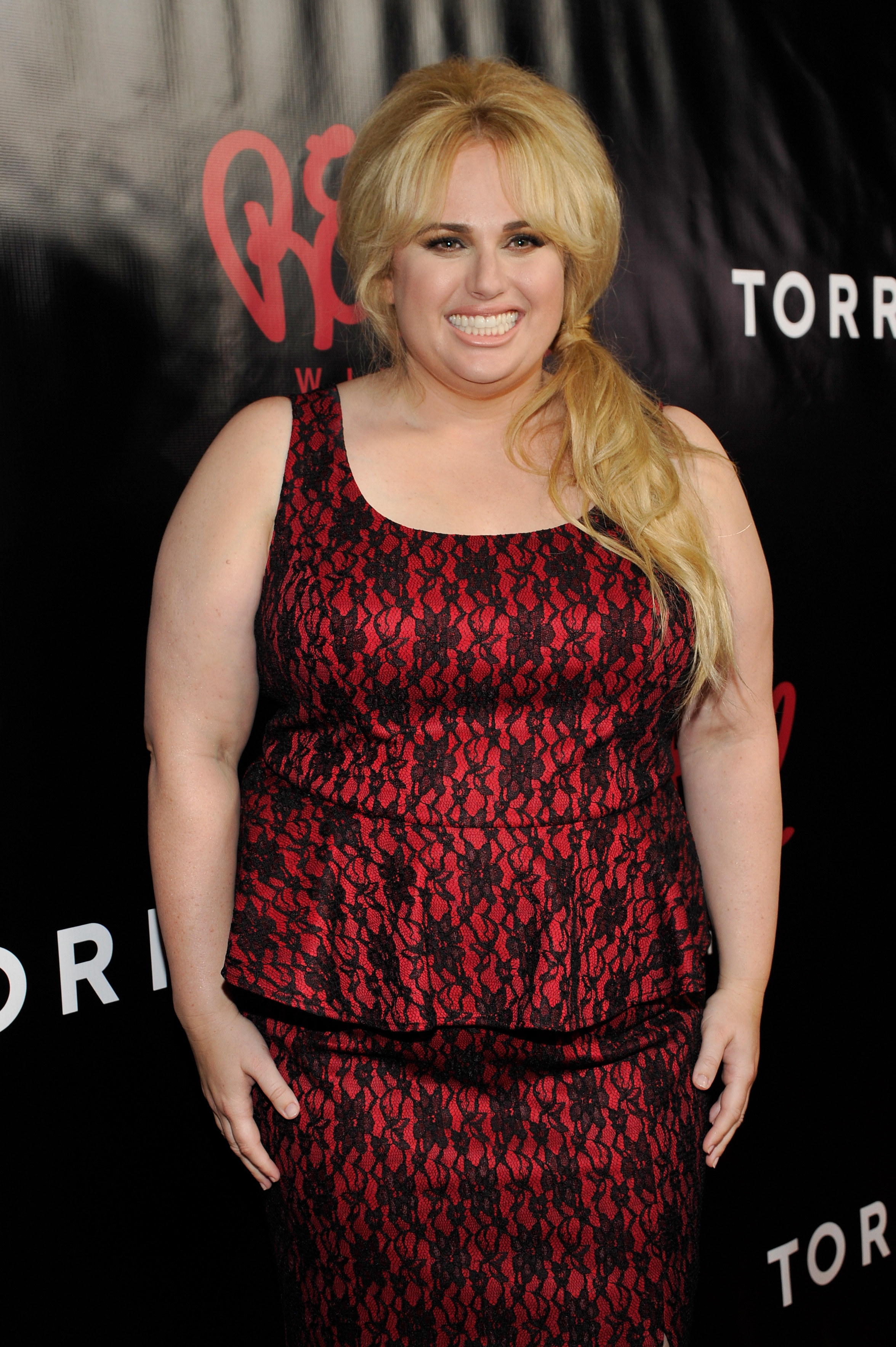 Rebel Wilson Does the Athleisure Trend in Slick Leggings & Neon Nikes