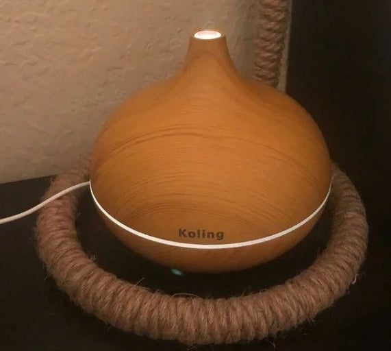 Round oil diffuser with wood grain finish