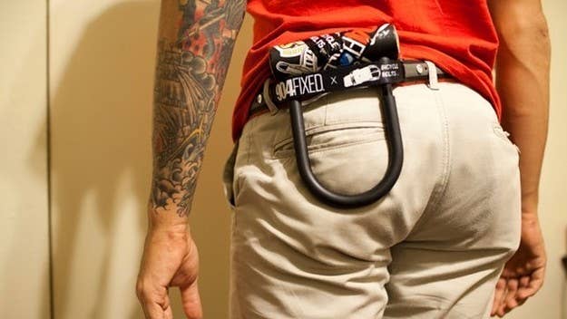 Slide your U-Lock right into your belt for comfortable, easy access.