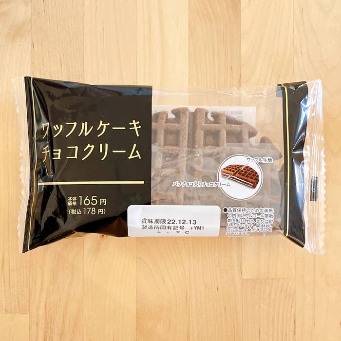 FamilyMart(ファミリーマート)のおすすめのスイーツ「ワッフルケーキ チョコクリーム」