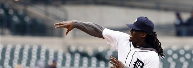 GIF: Denard Robinson one-hops catcher while throwing out 1st pitch at Detroit  Tigers game 