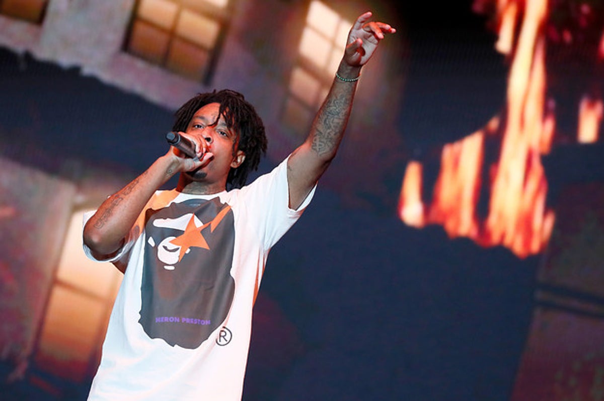Anyone know the shirt 21 had on @ yesterday's rolling loud event ? : r/ 21savage