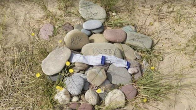 Environmental officials in Wales have asked 'Harry Potter' fans to stop leaving mementos at the fictional Dobby's grave at the beach in Pembrokeshire.