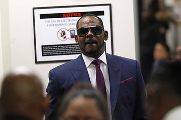 Singer R. Kelly walks into court at the Daley Center for a hearing on his child support case