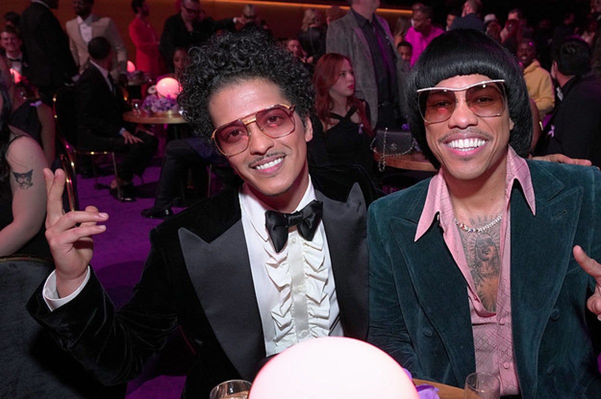 Bruno Mars, Anderson .Paak, Silk Sonic - Leave The Door Open (Live from the BET Awards)