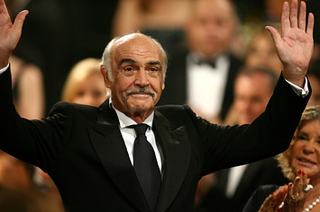 Sean Connery waves to the audience during the 34th AFI Life Achievement Award tribute