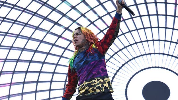 In an extensive 'New York Times' profile, controversial rapper Tekashi 6ix9ine suggested there's not much of a difference between him and 2Pac.