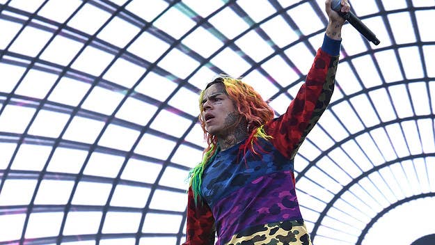 In an extensive 'New York Times' profile, controversial rapper Tekashi 6ix9ine suggested there's not much of a difference between him and 2Pac.