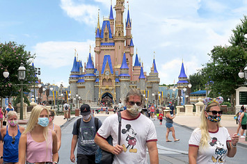 Los visitantes del Magic Kingdom en Walt Disney World en Lake Buena Vista, Florida.