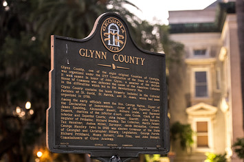 A marker stands in front of the historic Glynn County courthouse.