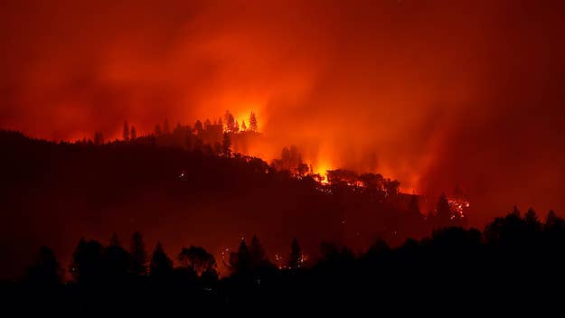 A person setting off fireworks in Utah ignited a wildfire that's set at least 1,000 acres ablaze on early Sunday morning, 'Huffington Post' reports.

