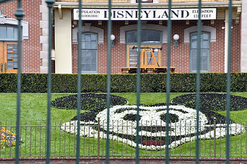 The center gate at the entrance to Disneyland