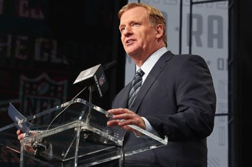 Roger Goodell speaks from the podium at the 2018 NFL Draft.