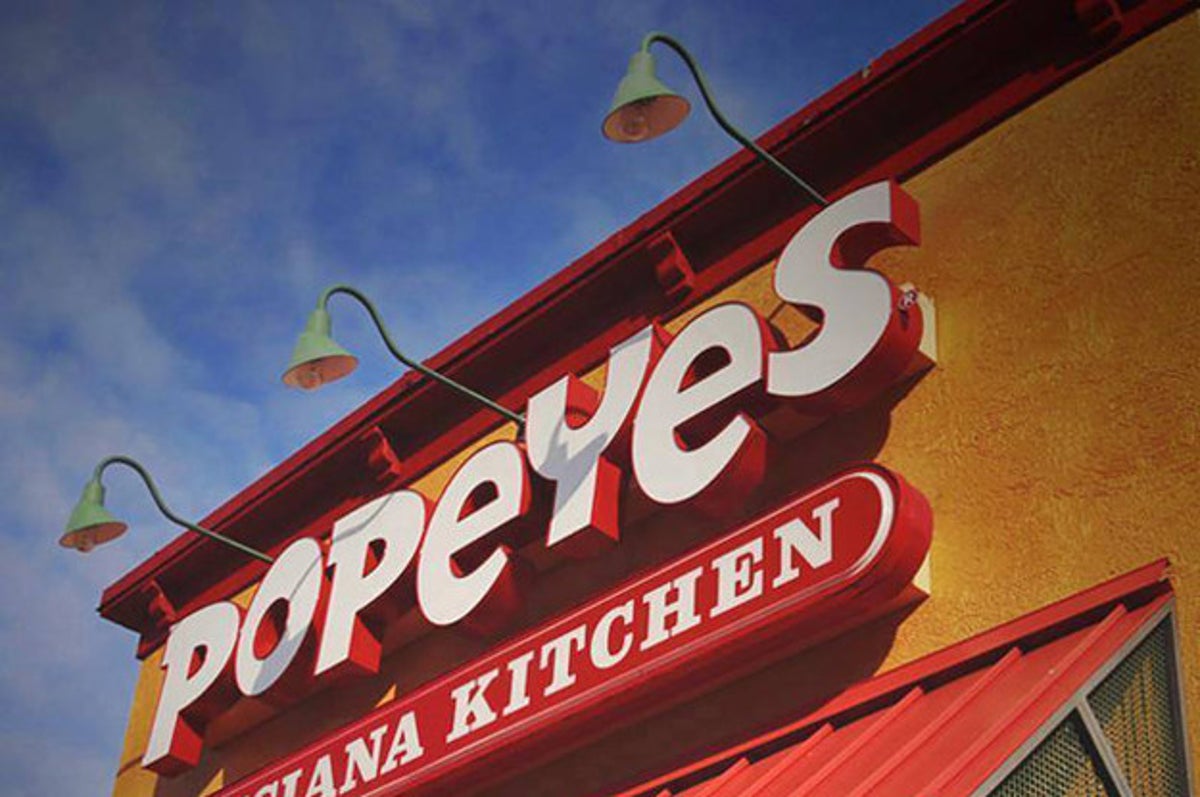 Video Captures 2 Couples Fighting at Popeyes Drive-Thru | Complex