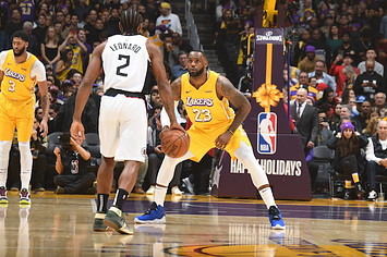 LeBron James plays defense against Kawhi Leonard during Lakers/Clippers game.