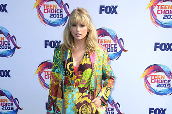 Taylor Swift arrives at the FOX's Teen Choice Awards