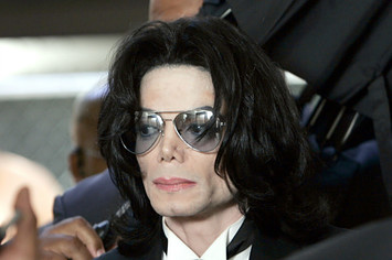 Michael Jackson prepares to enter the Santa Barbara County Superior Court