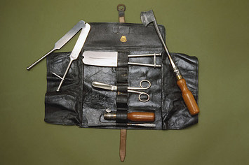 This castrating instrument set was manufactured by Arnold and Sons, London.