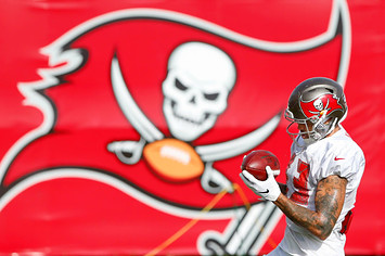 Mike Evans (13) makes a catch in front of the Bucs logo