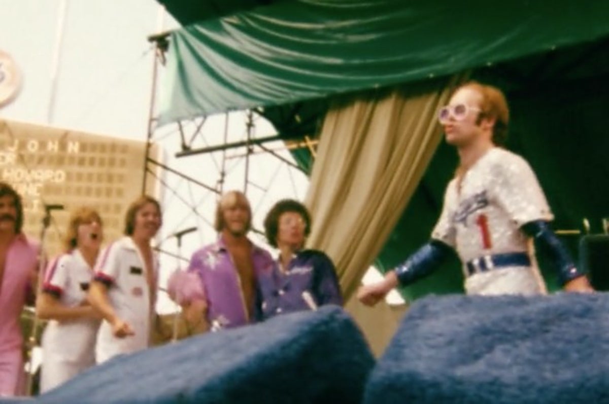 Elton John - The Bitch Is Back (Live At The Dodger Stadium) 