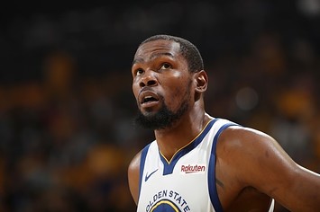 kevin durant looking up