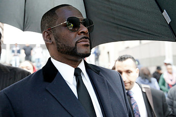 Singer R. Kelly leaves the Leighton Courthouse