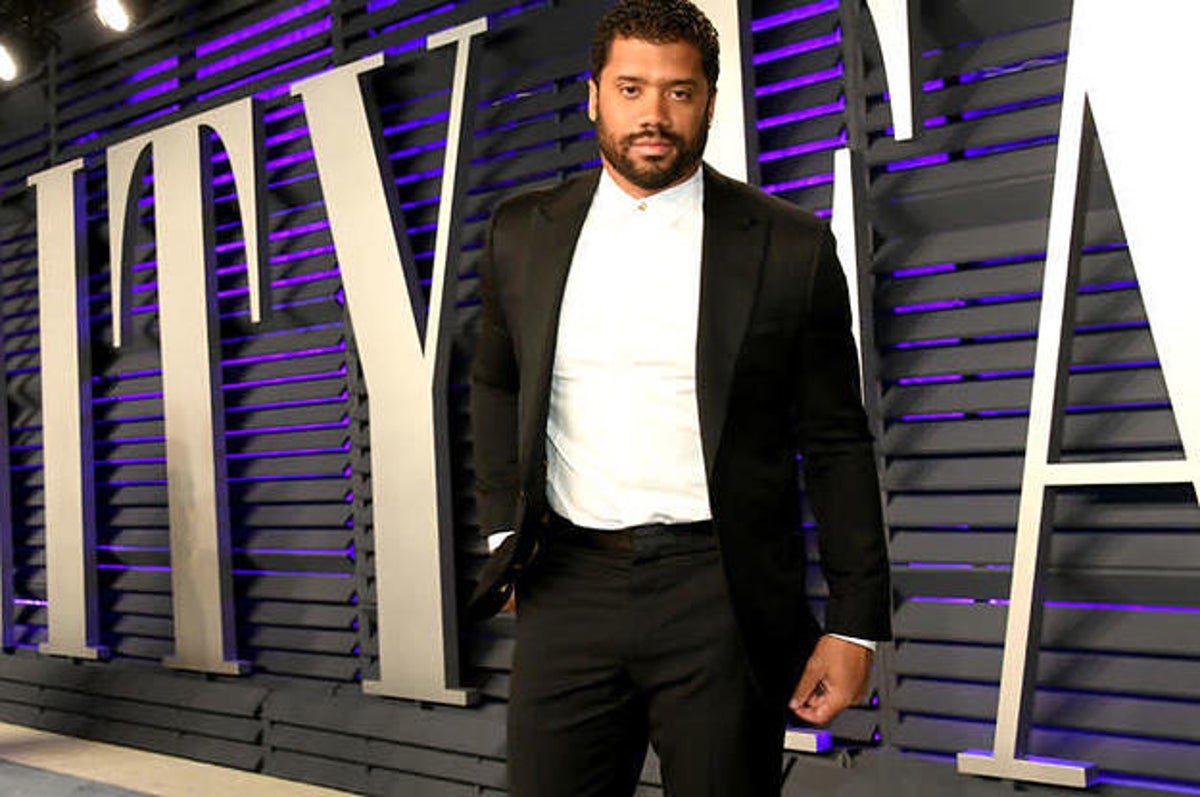 Russell Wilson gives $156,000 in  stock to his linemen