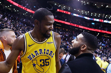 Kevin Durant talks with Drake