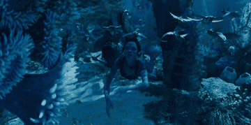 Neytiri swimming in Avatar: The Way Of Water