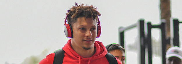 Patrick Mahomes not allowed to play basketball after Chiefs GM sees viral  video - Los Angeles Times