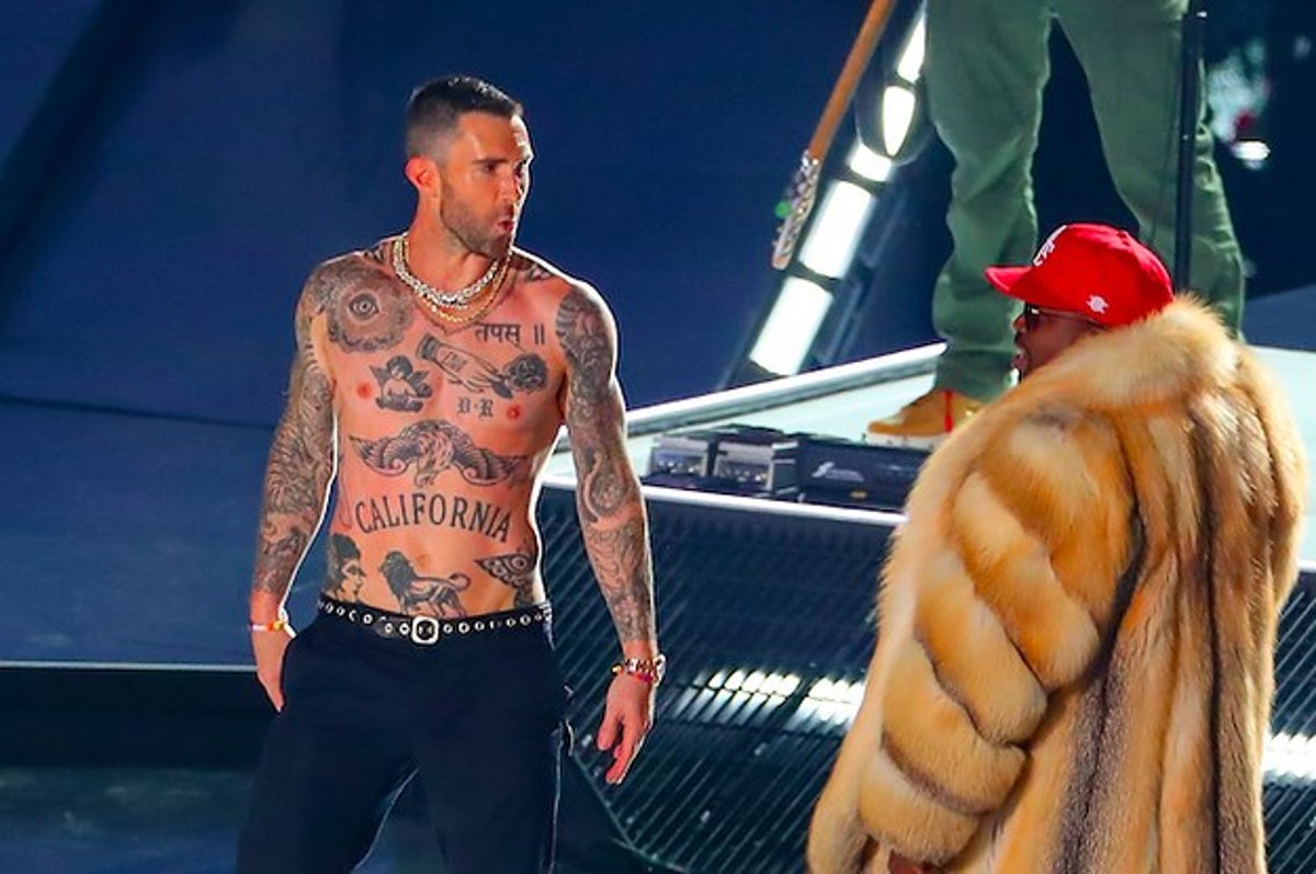 Adam Levine gets head squished by boobs 