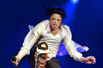 US singer Michael Jackson performs during the Democratic National Committee