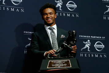 Kyler Murray poses for a photo after winning the 2018 Heisman Trophy
