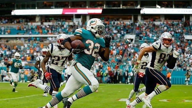 The Dolphins stunned the Patriots with this MIRACULOUS double lateral 