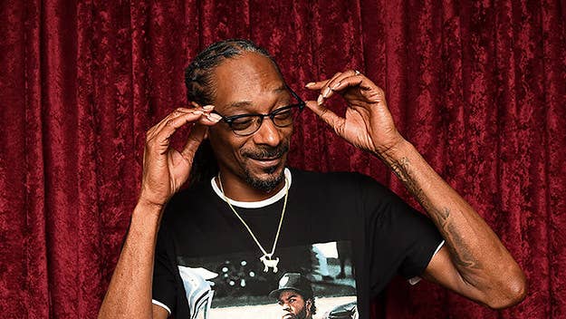 Snoop Dogg tries his hand at being a hockey play-by-play announcer during his appearance for the "Hockey Night in L.A." game, and it left us all wanting more.