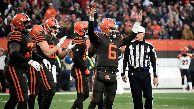 After tossing the game-sealing 66-yard reception to tight end David Njoku, Mayfield took time away from celebrating to hit Hue Jackson with a cold stare.