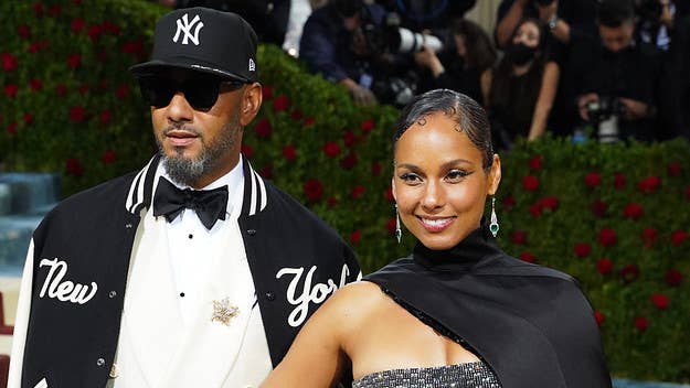 Swizz Beatz surprised his wife Alicia Keys with an extravagant piece of jewelry, as he gifted the R&B legend a $400,000 Egyptian-themed necklace.