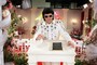 Tony (Jason Alexander) dresses up as Elvis and goes to a wedding chapel