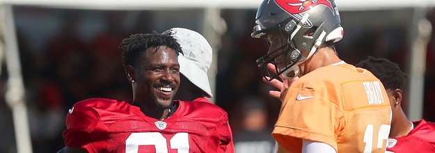 Antonio Brown takes aim at Bucs' Tom Brady, trainer Alex Guerrero