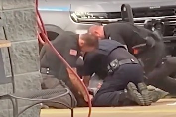 Arkansas police are seen beating up a man